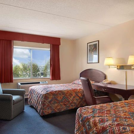 Super 8 By Wyndham Manchester Airport Room photo